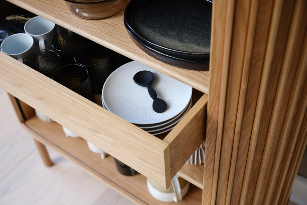 Inkoo_cabinet_miljöö_3_digi Inkoo-kaappi sopii hyvin astiakaapiksi keittiöön, säilytyskaapiksi makuu- tai työhuoneeseen, ja jopa eteiseen. Ovet kaartuvat kauniisti kaapin kylkiä pitkin sivuille säästäen näin tilaa.