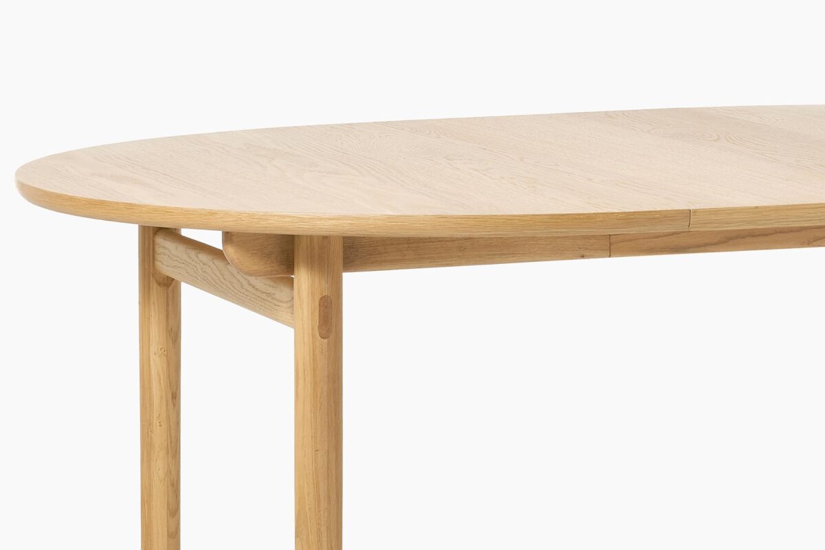 Inkoo_poyta_pyorea_120cm_jatkopala2_jatko Pyöreän Inkoo-ruokapöydän ympärille mahtuu hyvin perhe tai ystäväporukka viettämään iltaa, ruokailemaan tai pelaamaan lautapelejä. Ruokapöydän suunnitellut huonekalu- ja tuotesuunnittelija Andy Boyce luo moderneja ja käytännöllisiä tuotteita jokapäiväiseen elämään.