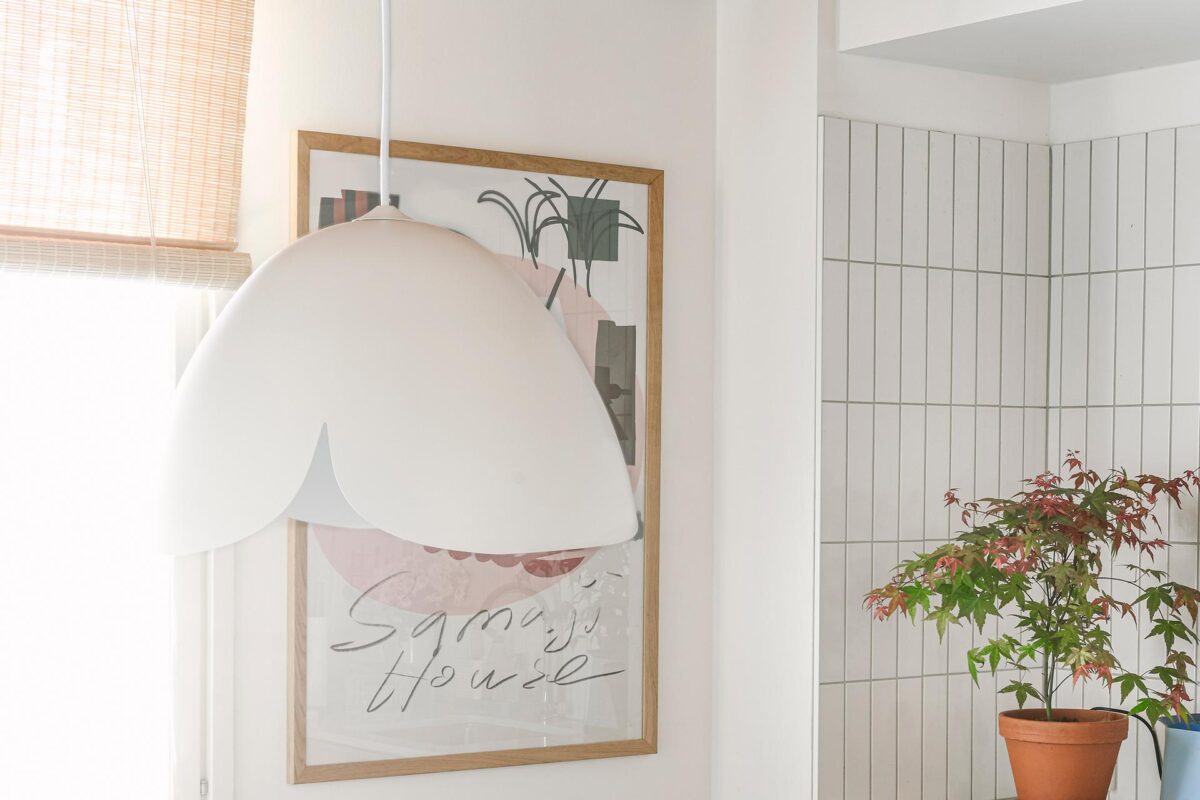 Innolux Kielo riippuvalaisin_miljoo Kielo-designriippuvalaisin on muotoilija Janita Heleniuksen palkittua designia. Luonnon innoittamana syntynyt Kielo-valaisinperhe tuo kotiin luonnon herkkyyttä ja ajatonta muotoilua.