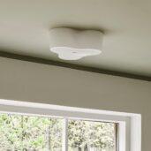 Tapio Anttilan suunnitteleman Triple-sarjan pehmeät muodot tuovat mieleen poutapilven. Yhtä aikaa raskas ja keveä valaisinkupu luo tasaisen ja tehokkaan valon huonetilaan kolmella valonlähteellään.
