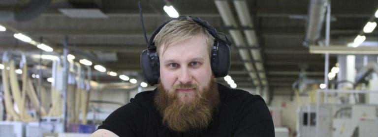 Janne Honkamäki työskentelee poralinjalla