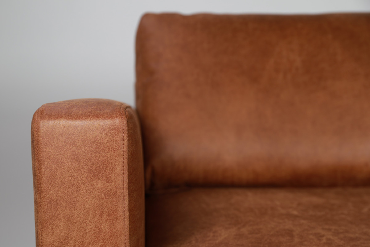 Bonded-nahkaista Kaarnaa on saatavilla sohvana, avokulmana, nojatuolina ja rahina