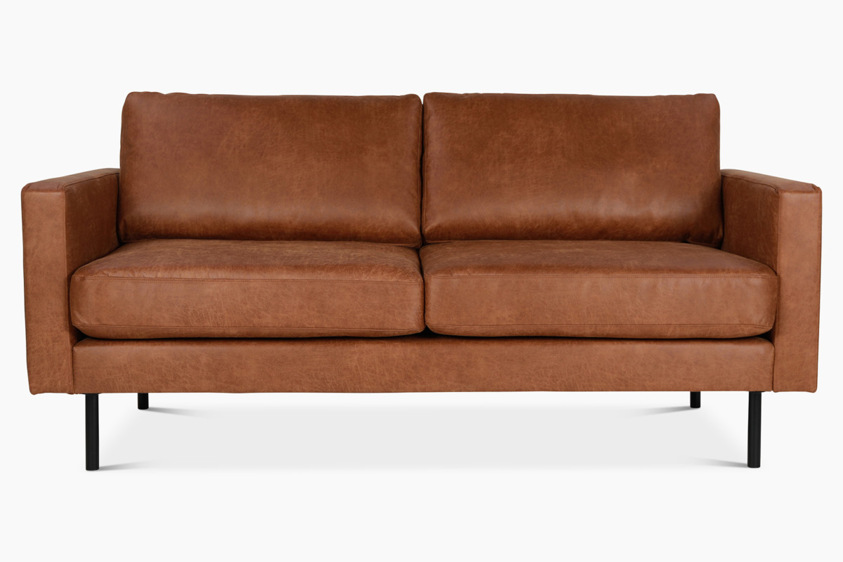 Kaarna-sohva on verhoiltu rouhean rosoisella bonded-nahalla