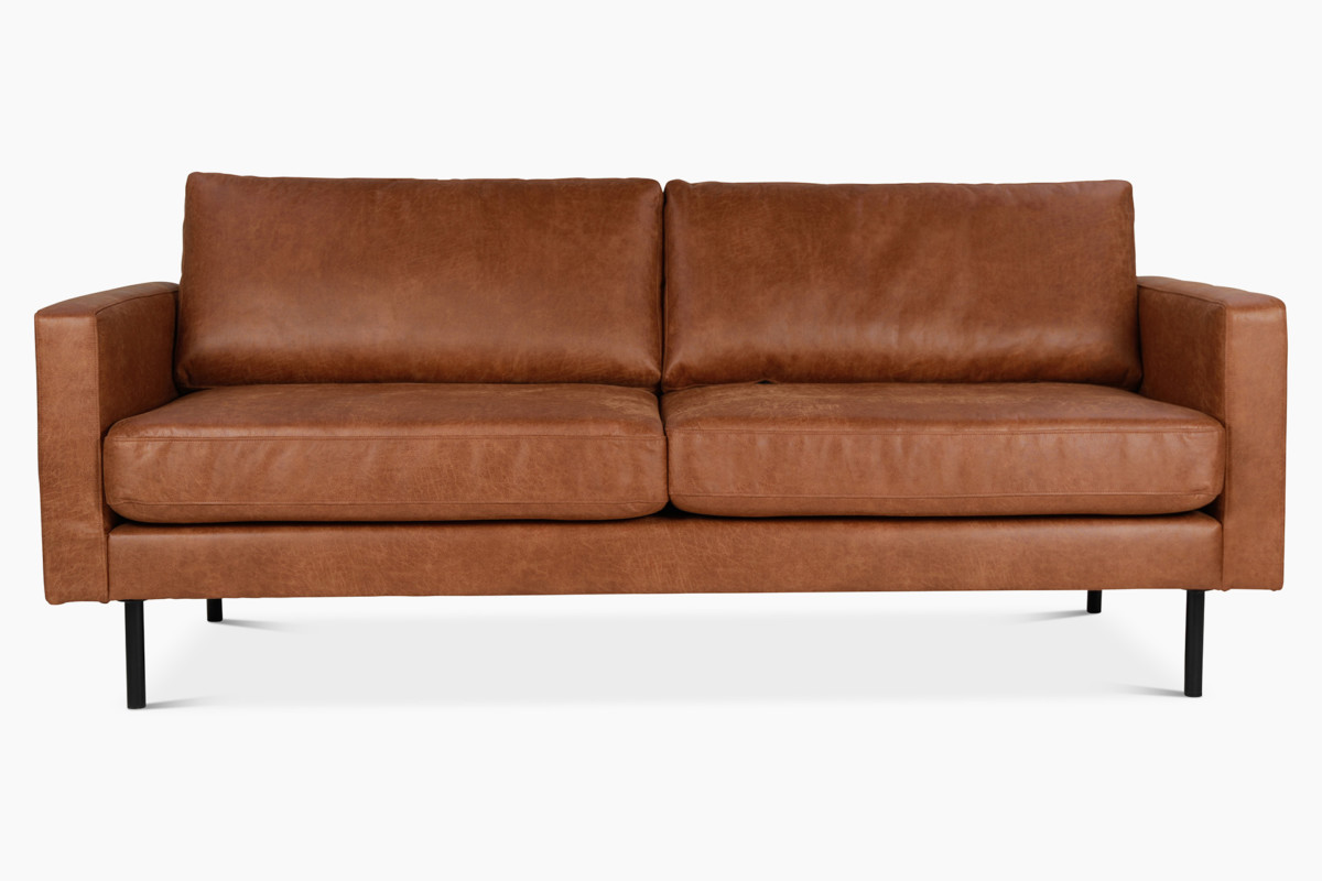 Kaarna-sohva on verhoiltu rouhean rosoisella bonded-nahalla