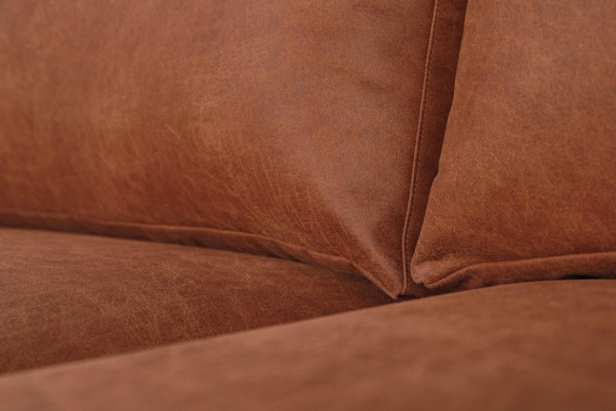 Kauniin värinen Kaarna-sohva on verhoiltu Bonded-nahalla
