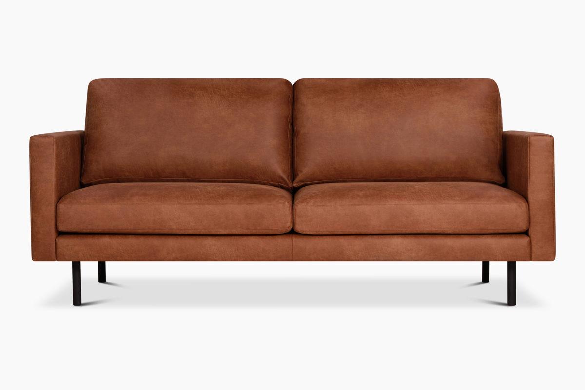 Kauniin värinen Kaarna-sohva on verhoiltu Bonded-nahalla