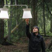 Matti Syrjälän Kaksi-designriippuvalaisin on moderni ja ajaton, joka henkii 1950-luvun muotoilua. Saatavilla mustana ja valkoisena.