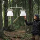 Matti Syrjälän Kaksi-designriippuvalaisin on moderni ja ajaton, joka henkii 1950-luvun muotoilua. Saatavilla mustana ja valkoisena.