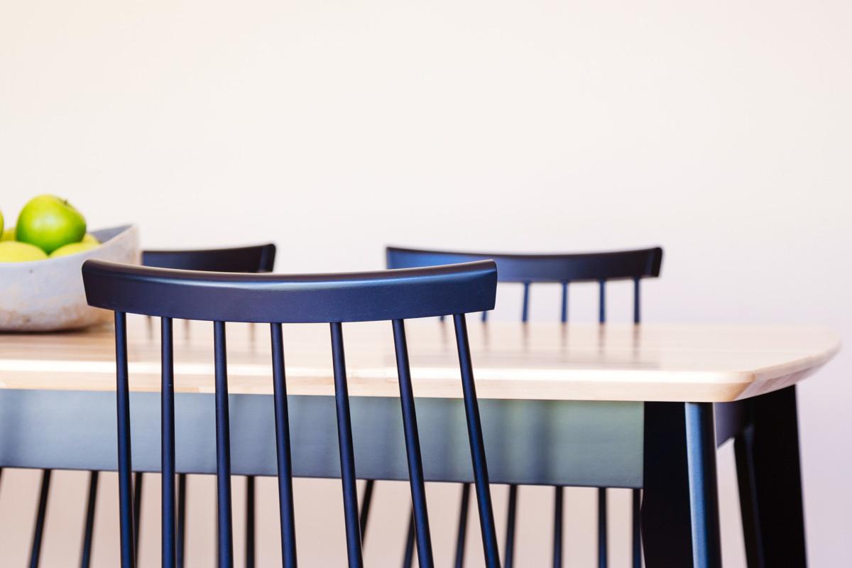 Musta Klassikko-pinnatuoli sopii hyvin yhteen koivu-mustan Klassikko-ruokapöydän kanssa