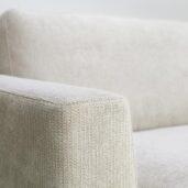 Kompaktin kokoinen Komodo-divaanisohva vastaa monenlaisen kodin tarpeisiin. Divaanisohva on leveydeltään vain 214 cm, mutta muhkea sohva tarjoaa silti useita istumapaikkoja. Saatavana vain oikeakätisenä ja beigen värisenä.