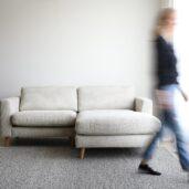 Kompaktin kokoinen Komodo-divaanisohva vastaa monenlaisen kodin tarpeisiin. Divaanisohva on leveydeltään vain 214 cm, mutta muhkea sohva tarjoaa silti useita istumapaikkoja. Saatavana vain oikeakätisenä ja beigen värisenä.