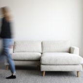 Kompaktin kokoinen Komodo-divaanisohva vastaa monenlaisen kodin tarpeisiin. Divaanisohva on leveydeltään vain 214 cm, mutta muhkea sohva tarjoaa silti useita istumapaikkoja. Saatavana vain oikeakätisenä ja beigen värisenä.