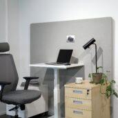 Kotikonttori syntyy Office-laatikoista, yksijalkaisesta sähköpöydästä ja Lindy-tasapainoistuimesta