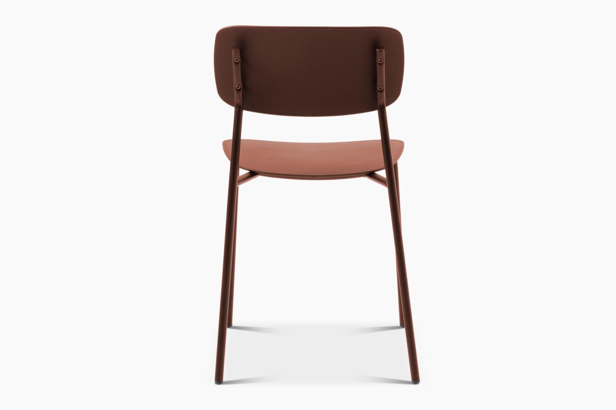 Liv_tuoli_terracotta3 Liv-tuoli on kestävä, käytännöllinen ja muuntautumiskykyinen kodin kaluste, sillä se sopii sisä- ja ulkotiloihin. Tuolia on saatavilla tyylikkään mustan värin lisäksi kahdessa murretussa sävyssä; oliivi ja terrakotta.