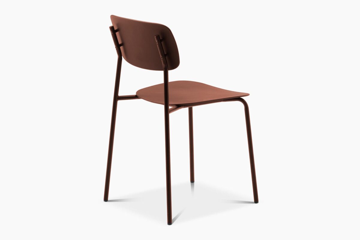 Liv_tuoli_terracotta4 Liv-tuoli on kestävä, käytännöllinen ja muuntautumiskykyinen kodin kaluste, sillä se sopii sisä- ja ulkotiloihin. Tuolia on saatavilla tyylikkään mustan värin lisäksi kahdessa murretussa sävyssä; oliivi ja terrakotta.