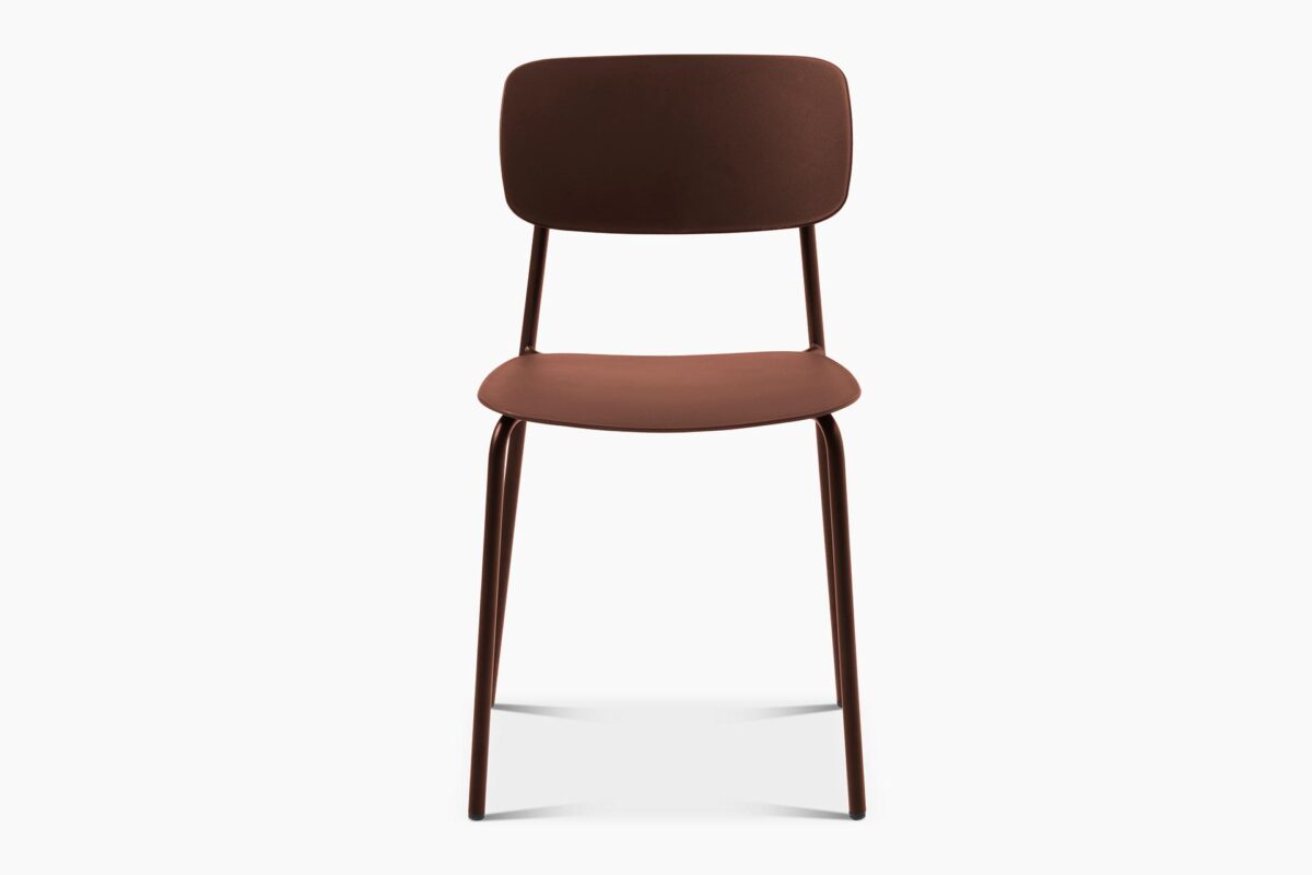 Liv_tuoli_terracotta5 Liv-tuoli on kestävä, käytännöllinen ja muuntautumiskykyinen kodin kaluste, sillä se sopii sisä- ja ulkotiloihin. Tuolia on saatavilla tyylikkään mustan värin lisäksi kahdessa murretussa sävyssä; oliivi ja terrakotta.
