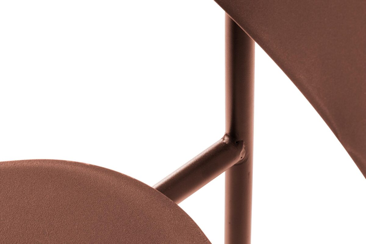 Liv_tuoli_terracotta6 Liv-tuoli on kestävä, käytännöllinen ja muuntautumiskykyinen kodin kaluste, sillä se sopii sisä- ja ulkotiloihin. Tuolia on saatavilla tyylikkään mustan värin lisäksi kahdessa murretussa sävyssä; oliivi ja terrakotta.