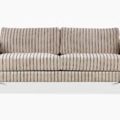 Liva-sohva saa uuden, ajattoman ilmeen raidallisesta Preppy-kuosista. Preppy on osa Lauritzonin, Niemi Designin ja Sidosteen ainutlaatuista yhteistyömallistoa, jossa sama design kulkee kankaasta huonekaluihin ja aina sukkiin asti. Liva-sohvan on suunnitellut sisustusarkkitehti SIO ja kalustemuotoilija Marjut Nousiainen. Kotimainen Liva-sohva on ylellisen pehmeä ja reilun kokoinen, sillä se sopii kolmelle hengelle.
