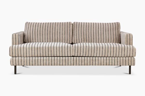 Liva-sohva saa uuden, ajattoman ilmeen raidallisesta Preppy-kuosista. Preppy on osa Lauritzonin, Niemi Designin ja Sidosteen ainutlaatuista yhteistyömallistoa, jossa sama design kulkee kankaasta huonekaluihin ja aina sukkiin asti. Liva-sohvan on suunnitellut sisustusarkkitehti SIO ja kalustemuotoilija Marjut Nousiainen. Kotimainen Liva-sohva on ylellisen pehmeä ja reilun kokoinen, sillä se sopii kolmelle hengelle.
