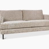 Liva-sohva saa uuden, ajattoman ilmeen raidallisesta Preppy-kuosista. Preppy on osa Lauritzonin, Niemi Designin ja Sidosteen ainutlaatuista yhteistyömallistoa, jossa sama design kulkee kankaasta huonekaluihin ja aina sukkiin asti. Liva-sohvan on suunnitellut sisustusarkkitehti SIO ja kalustemuotoilija Marjut Nousiainen. Kotimainen Liva-sohva on ylellisen pehmeä ja reilun kokoinen, sillä se sopii kolmelle hengelle.