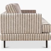Liva-sohva saa uuden, ajattoman ilmeen raidallisesta Preppy-kuosista. Preppy on osa Lauritzonin, Niemi Designin ja Sidosteen ainutlaatuista yhteistyömallistoa, jossa sama design kulkee kankaasta huonekaluihin ja aina sukkiin asti. Liva-sohvan on suunnitellut sisustusarkkitehti SIO ja kalustemuotoilija Marjut Nousiainen. Kotimainen Liva-sohva on ylellisen pehmeä ja reilun kokoinen, sillä se sopii kolmelle hengelle.