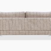 Liva-sohva saa uuden, ajattoman ilmeen raidallisesta Preppy-kuosista. Preppy on osa Lauritzonin, Niemi Designin ja Sidosteen ainutlaatuista yhteistyömallistoa, jossa sama design kulkee kankaasta huonekaluihin ja aina sukkiin asti. Liva-sohvan on suunnitellut sisustusarkkitehti SIO ja kalustemuotoilija Marjut Nousiainen. Kotimainen Liva-sohva on ylellisen pehmeä ja reilun kokoinen, sillä se sopii kolmelle hengelle.
