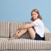 Liva-sohva saa uuden, ajattoman ilmeen raidallisesta Preppy-kuosista. Preppy on osa Lauritzonin, Niemi Designin ja Sidosteen ainutlaatuista yhteistyömallistoa, jossa sama design kulkee kankaasta huonekaluihin ja aina sukkiin asti. Liva-sohvan on suunnitellut sisustusarkkitehti SIO ja kalustemuotoilija Marjut Nousiainen. Kotimainen Liva-sohva on ylellisen pehmeä ja reilun kokoinen, sillä se sopii kolmelle hengelle.