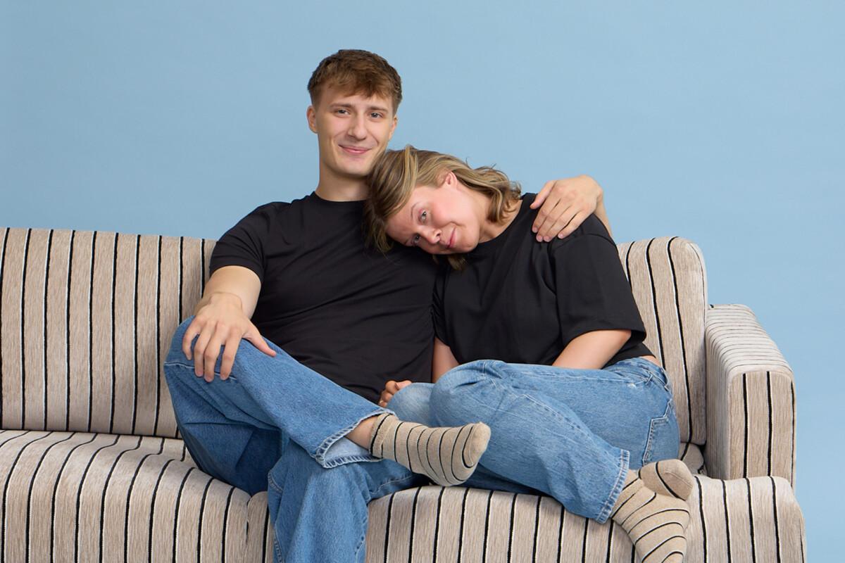 Liva_sohva_preppy_digi4 Liva-sohva saa uuden, ajattoman ilmeen raidallisesta Preppy-kuosista. Preppy on osa Lauritzonin, Niemi Designin ja Sidosteen ainutlaatuista yhteistyömallistoa, jossa sama design kulkee kankaasta huonekaluihin ja aina sukkiin asti. Liva-sohvan on suunnitellut sisustusarkkitehti SIO ja kalustemuotoilija Marjut Nousiainen. Kotimainen Liva-sohva on ylellisen pehmeä ja reilun kokoinen, sillä se sopii kolmelle hengelle.