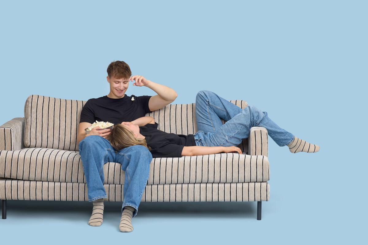 Liva_sohva_sukat_preppy_digi Liva-sohva saa uuden, ajattoman ilmeen raidallisesta Preppy-kuosista. Preppy on osa Lauritzonin, Niemi Designin ja Sidosteen ainutlaatuista yhteistyömallistoa, jossa sama design kulkee kankaasta huonekaluihin ja aina sukkiin asti. Liva-sohvan on suunnitellut sisustusarkkitehti SIO ja kalustemuotoilija Marjut Nousiainen. Kotimainen Liva-sohva on ylellisen pehmeä ja reilun kokoinen, sillä se sopii kolmelle hengelle.