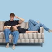 Liva-sohva saa uuden, ajattoman ilmeen raidallisesta Preppy-kuosista. Preppy on osa Lauritzonin, Niemi Designin ja Sidosteen ainutlaatuista yhteistyömallistoa, jossa sama design kulkee kankaasta huonekaluihin ja aina sukkiin asti. Liva-sohvan on suunnitellut sisustusarkkitehti SIO ja kalustemuotoilija Marjut Nousiainen. Kotimainen Liva-sohva on ylellisen pehmeä ja reilun kokoinen, sillä se sopii kolmelle hengelle.