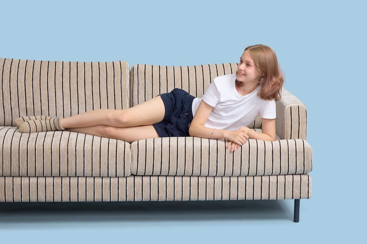 Liva_sohva_sukat_preppy_digi2 Liva-sohva saa uuden, ajattoman ilmeen raidallisesta Preppy-kuosista. Preppy on osa Lauritzonin, Niemi Designin ja Sidosteen ainutlaatuista yhteistyömallistoa, jossa sama design kulkee kankaasta huonekaluihin ja aina sukkiin asti. Liva-sohvan on suunnitellut sisustusarkkitehti SIO ja kalustemuotoilija Marjut Nousiainen. Kotimainen Liva-sohva on ylellisen pehmeä ja reilun kokoinen, sillä se sopii kolmelle hengelle.