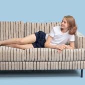 Liva-sohva saa uuden, ajattoman ilmeen raidallisesta Preppy-kuosista. Preppy on osa Lauritzonin, Niemi Designin ja Sidosteen ainutlaatuista yhteistyömallistoa, jossa sama design kulkee kankaasta huonekaluihin ja aina sukkiin asti. Liva-sohvan on suunnitellut sisustusarkkitehti SIO ja kalustemuotoilija Marjut Nousiainen. Kotimainen Liva-sohva on ylellisen pehmeä ja reilun kokoinen, sillä se sopii kolmelle hengelle.