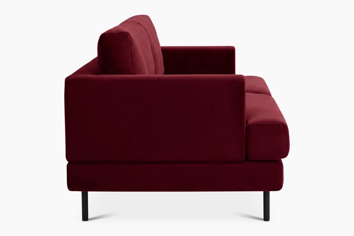 Liva_sohva_tifany32_tummanpunainen4 Niemi Design on luonut Liva-sohvan yhteistyössä sisustusarkkitehti SIO ja kalustemuotoilija Marjut Nousiaisen kanssa. Kotimainen Liva-sohva on ylellisen pehmeä ja reilun kokoinen, sillä se sopii kolmelle hengelle. Liva-sohvaa on saatavilla kolmessa eri värissä.