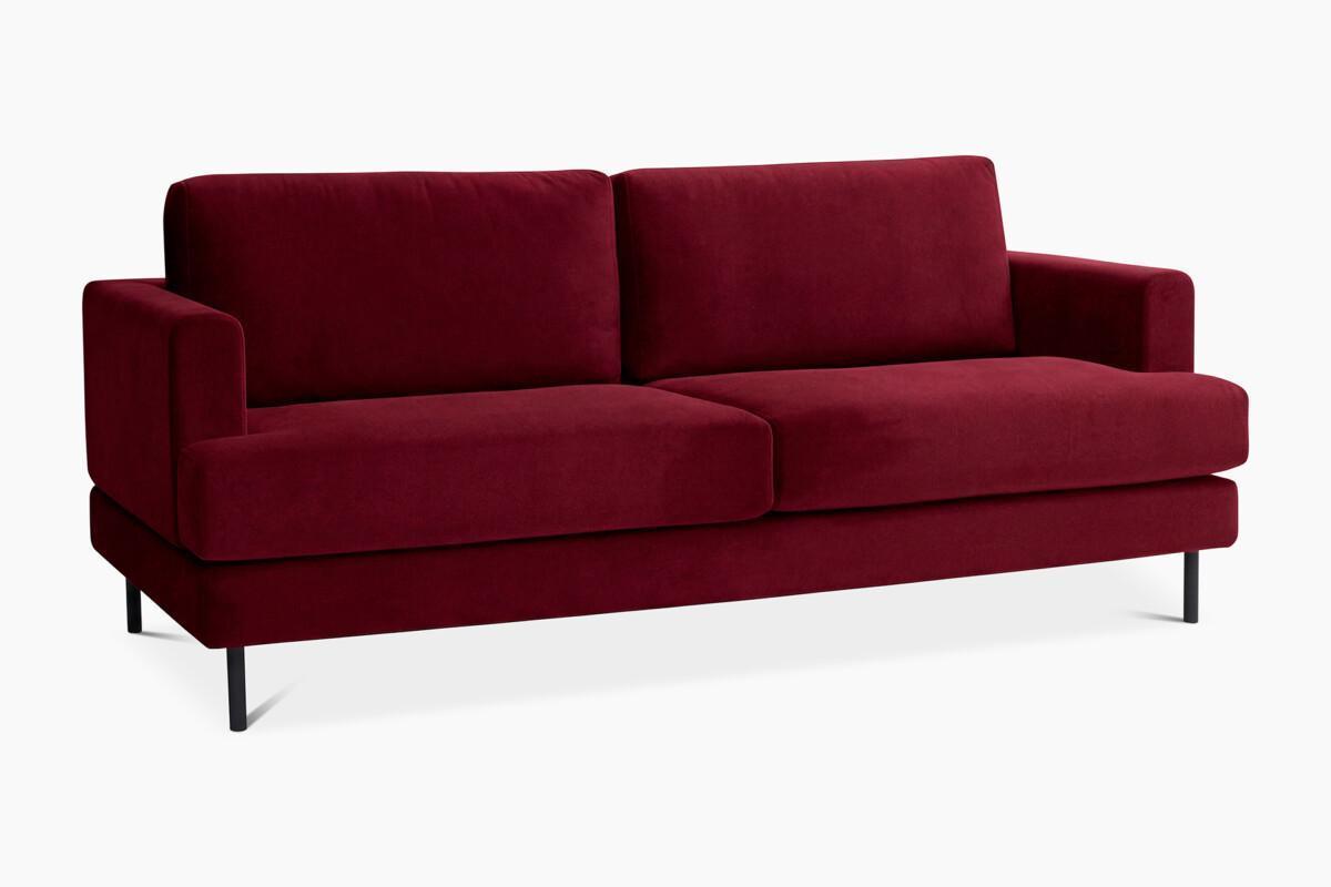 Liva_sohva_tiffany32_tummanpunainen3 Niemi Design on luonut Liva-sohvan yhteistyössä sisustusarkkitehti SIO ja kalustemuotoilija Marjut Nousiaisen kanssa. Kotimainen Liva-sohva on ylellisen pehmeä ja reilun kokoinen, sillä se sopii kolmelle hengelle. Liva-sohvaa on saatavilla kolmessa eri värissä.