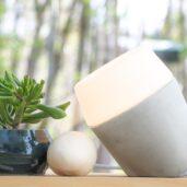 Designpöytävalaisin Louhi syntyi, kun Jenni Inkeroinen inspiroitui pöydällä makaavasta hyrrästä ja halusi luoda samalla muotokielellä valaisimen, joka kehystää ja korostaa valollaan ympärillä olevan huoneen.