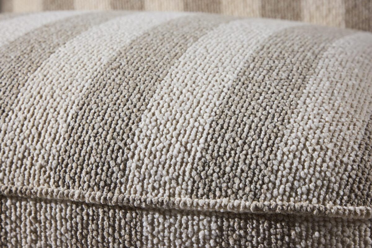 Lykke_nojatuoli13 Lykke-nojatuoli on tyylikäs, käsinojaton designhuonekalu, joka tuo kotiisi sekä näyttävyyttä että poikkeuksellista istumamukavuutta. Tukeva pehmuste istuimessa ja selkänojassa tarjoaa rennon ja miellyttävän istuma-asennon. Pyörivä Lykke-nojatuoli on täydellinen hetkiin, jolloin haluat levätä, lukea tai viettää aikaa rauhassa.