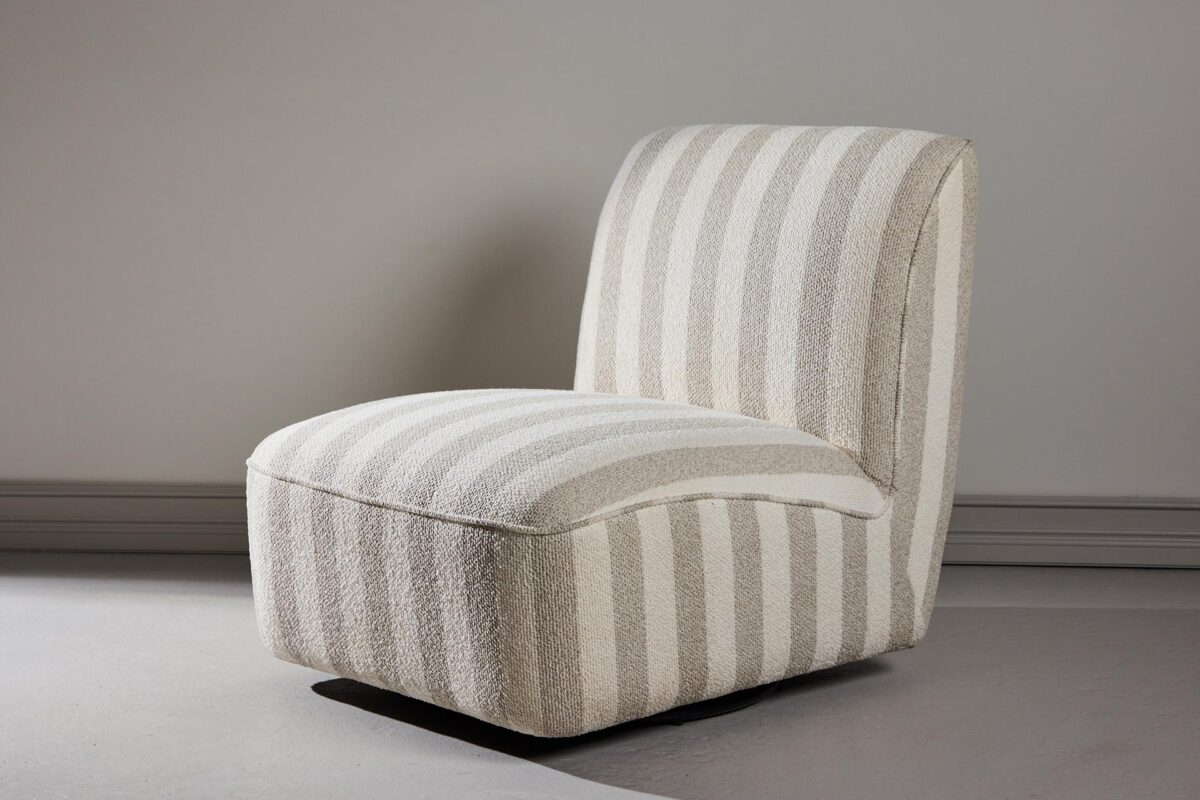 Lykke_nojatuoli_miljoo1 Lykke-nojatuoli on tyylikäs, käsinojaton designhuonekalu, joka tuo kotiisi sekä näyttävyyttä että poikkeuksellista istumamukavuutta. Tukeva pehmuste istuimessa ja selkänojassa tarjoaa rennon ja miellyttävän istuma-asennon. Pyörivä Lykke-nojatuoli on täydellinen hetkiin, jolloin haluat levätä, lukea tai viettää aikaa rauhassa.
