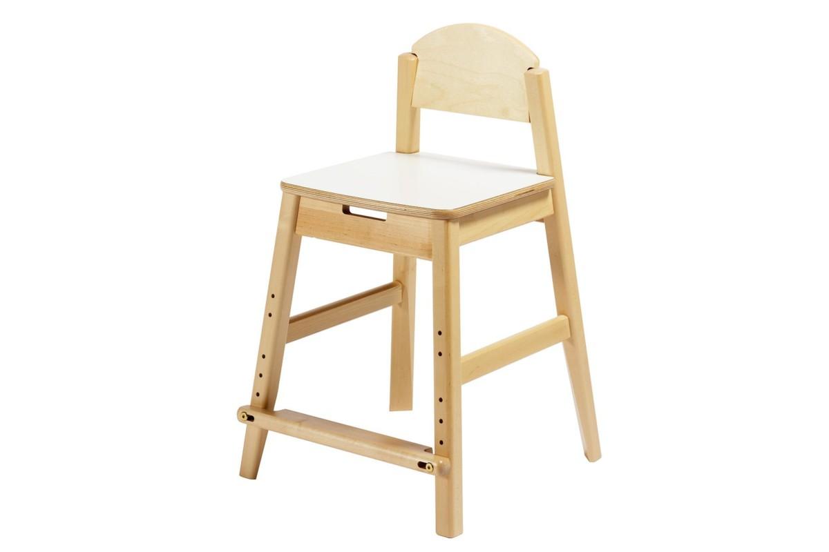 Muksu-tuoli on valmistettu lakatusta koivusta, istuimessa on laminaattipinta