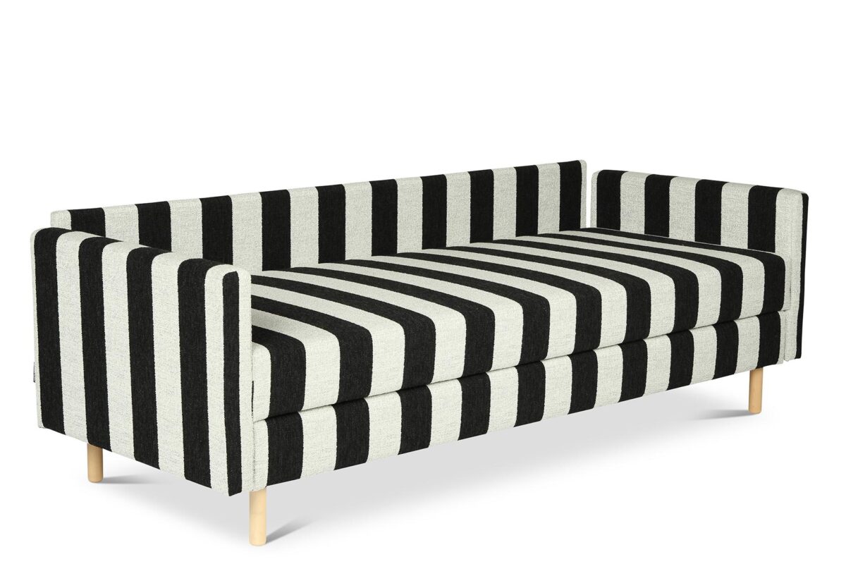 Nadal_vuodesohva_murustripe4 Nadal-vuodesohva on modernisti muotoiltu, ajattoman elegantti sohva, joka kätkee sisäänsä älykkään arjen funktionaalisuuden. Nadal-vuodesohva on verhoiltu Lauritzonin raikkaan raidallisella Muru Stripe -kankaalla, joka on helppohoitoinen ja vesipestävä Easycare-kangas.