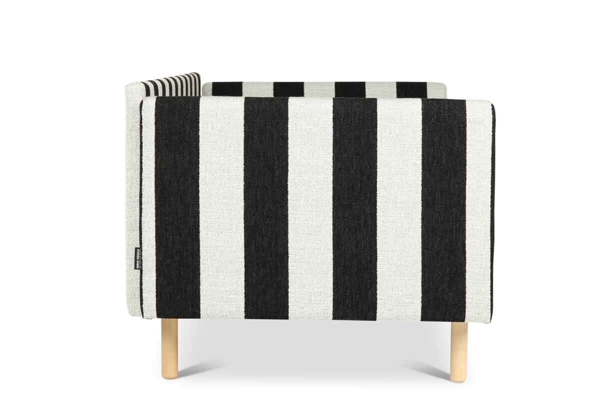 Nadal_vuodesohva_murustripe7 Nadal-vuodesohva on modernisti muotoiltu, ajattoman elegantti sohva, joka kätkee sisäänsä älykkään arjen funktionaalisuuden. Nadal-vuodesohva on verhoiltu Lauritzonin raikkaan raidallisella Muru Stripe -kankaalla, joka on helppohoitoinen ja vesipestävä Easycare-kangas.