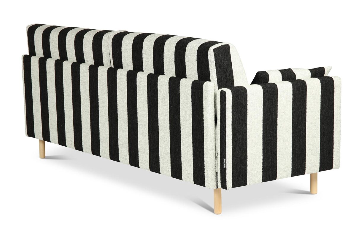 Nadal_vuodesohva_murustripe9 Nadal-vuodesohva on modernisti muotoiltu, ajattoman elegantti sohva, joka kätkee sisäänsä älykkään arjen funktionaalisuuden. Nadal-vuodesohva on verhoiltu Lauritzonin raikkaan raidallisella Muru Stripe -kankaalla, joka on helppohoitoinen ja vesipestävä Easycare-kangas.