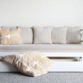 Nauvo-vuodesohvan laverimaisen osan ansiosta sohvasta saa kätevästi lisävuoteen vieraille. Vuodesohvaan on saatavilla kaksi verhoiluvaihtoehtoa: harmaa ja beige.