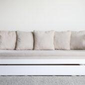 Nauvo-vuodesohvan laverimaisen osan ansiosta sohvasta saa kätevästi lisävuoteen vieraille. Vuodesohvaan on saatavilla kaksi verhoiluvaihtoehtoa: harmaa ja beige.