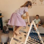 Nesti-kiipeilykolmio on sisäkäyttöön tarkoitettu kolmisivuinen kiipeilykolmio. Kolmion avulla lapsen liikkumiskyky ja tasapaino kehittyvät, mutta kiipeilykolmio aktivoi myös lapsen mielikuvitusta, sillä kolmio voi leikistä riippuen toimia kiipeilytelineenä, majana tai vaikka salaisena piilopaikkana.