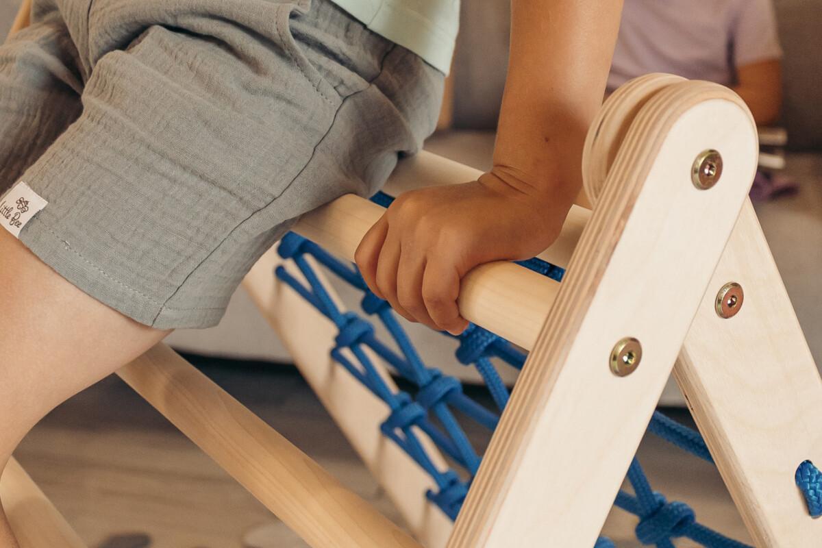 Nesti_kiipeilykolmio7 Nesti-kiipeilykolmio on sisäkäyttöön tarkoitettu kolmisivuinen kiipeilykolmio. Kolmion avulla lapsen liikkumiskyky ja tasapaino kehittyvät, mutta kiipeilykolmio aktivoi myös lapsen mielikuvitusta, sillä kolmio voi leikistä riippuen toimia kiipeilytelineenä, majana tai vaikka salaisena piilopaikkana.