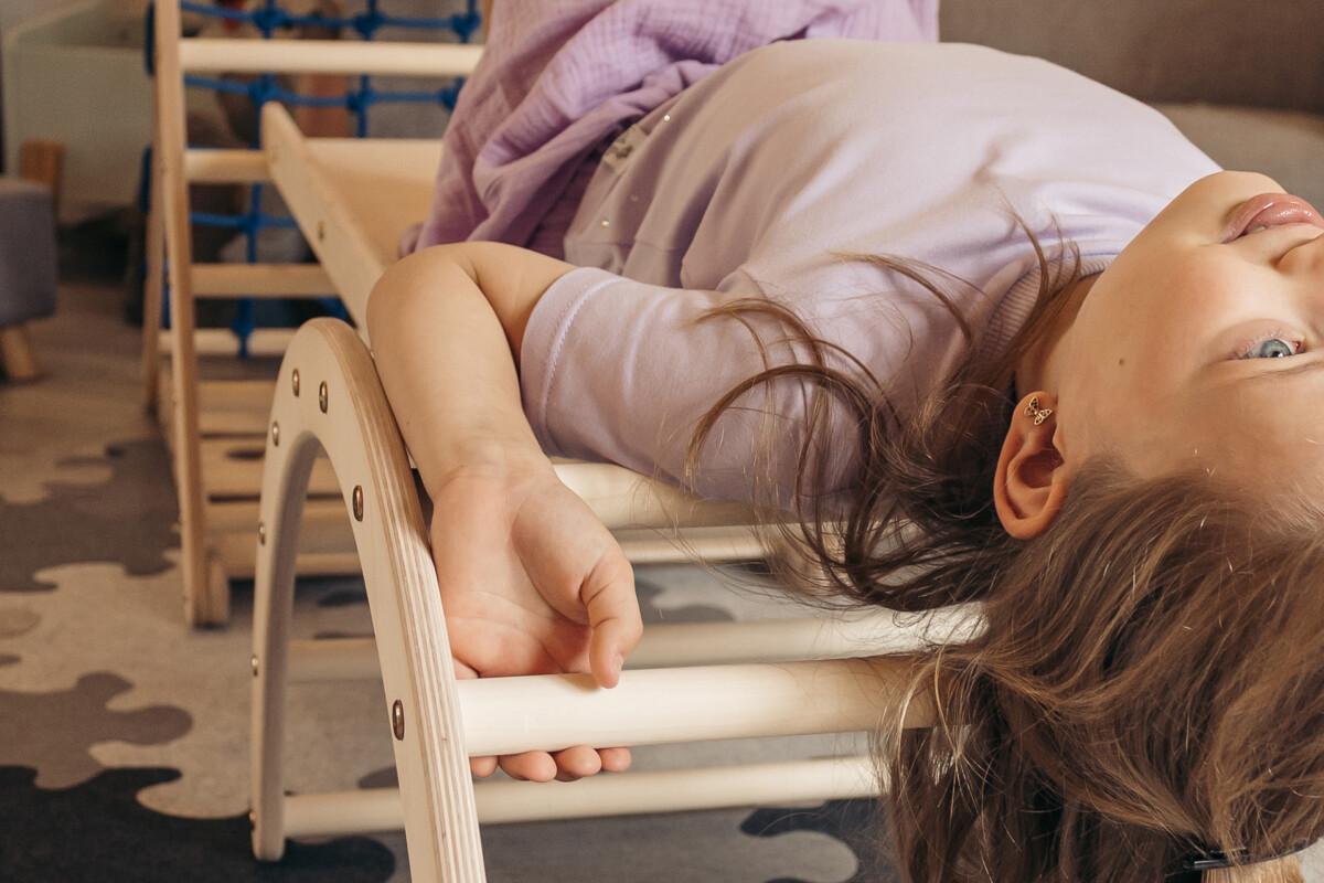 Nesti_kolmiokaarisilta12 Nesti-kolmiokaarisilta on sisätiloihin tarkoitettu kiipeilysetti, joka sopii täydellisesti eri-ikäisille lapsille. Setti sisältää kolme osaa: kolmisivuisen kiipeilykolmion, M-kokoisen kaarisillan sekä kaksisivuisen laudan.