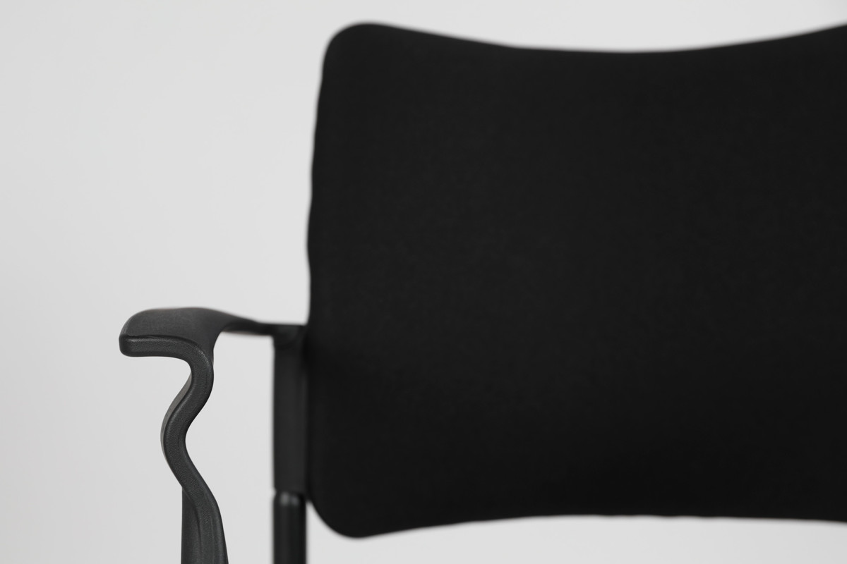 Office Light -vierastuoli on tyylikäs neuvotteluhuoneen tuoli, joka on pinottava