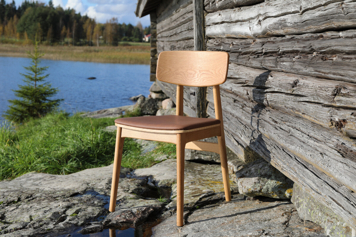 Olavi-tuoli edustaa modernia, pohjoismaista muotoilua. Tamminen tuoli sopii niin ruokapöydän tuoliksi, työpöydän kaveriksi kuin eteiseenkin lisäistumapaikaksi.