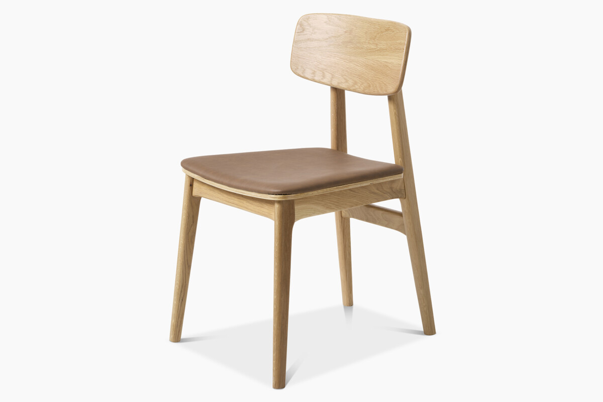 Olavi-tuoli edustaa modernia, pohjoismaista muotoilua. Tamminen tuoli sopii niin ruokapöydän tuoliksi, työpöydän kaveriksi kuin eteiseenkin lisäistumapaikaksi.