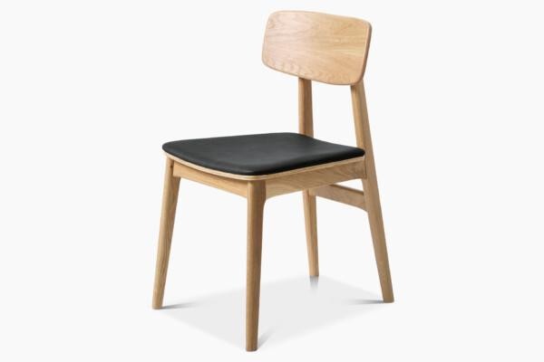 Olavi-tuoli edustaa modernia, pohjoismaista muotoilua. Tamminen tuoli sopii niin ruokapöydän tuoliksi, työpöydän kaveriksi kuin eteiseenkin lisäistumapaikaksi. Olavi-tuolia on saatavilla mustalla tai ruskealla istuinverhoilulla.